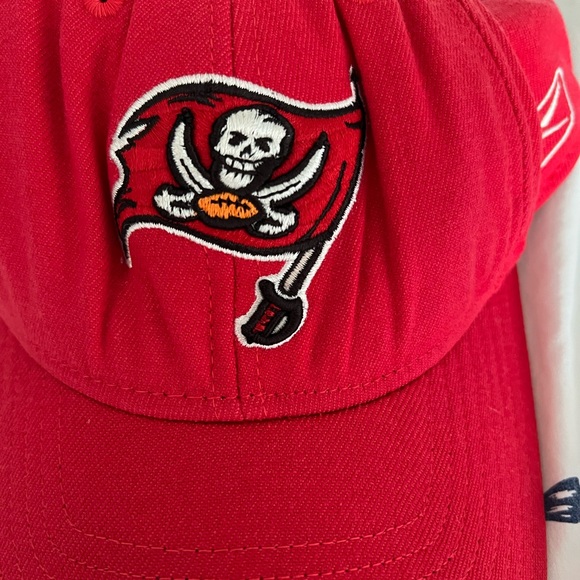 Tampa Bay Buccaneers Reebook Red Cap Previously Owned. Stretch Pirate 
B18 - Picture 5 of 9